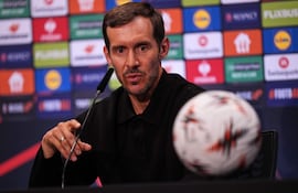 El entrenador del Friburgo, Julian Schuster, habla durante una conferencia de prensa en Estambul, Turquía, el 19 de mayo de 2026. El SC Friburgo se enfrentará al Aston Villa en la final de la UEFA Europa League.