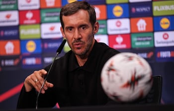 El entrenador del Friburgo, Julian Schuster, habla durante una conferencia de prensa en Estambul, Turquía, el 19 de mayo de 2026. El SC Friburgo se enfrentará al Aston Villa en la final de la UEFA Europa League.
