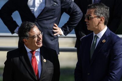 El presidente de Colombia, Gustavo Petro (i), y el presidente de Paraguay, Santiago Peña.