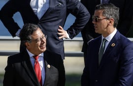 El presidente de Colombia, Gustavo Petro (izq,), y su homólogo de Paraguay, Santiago Peña, en noviembre de 2024, en Río de Janeiro, Brasil. (Foto de archivo).