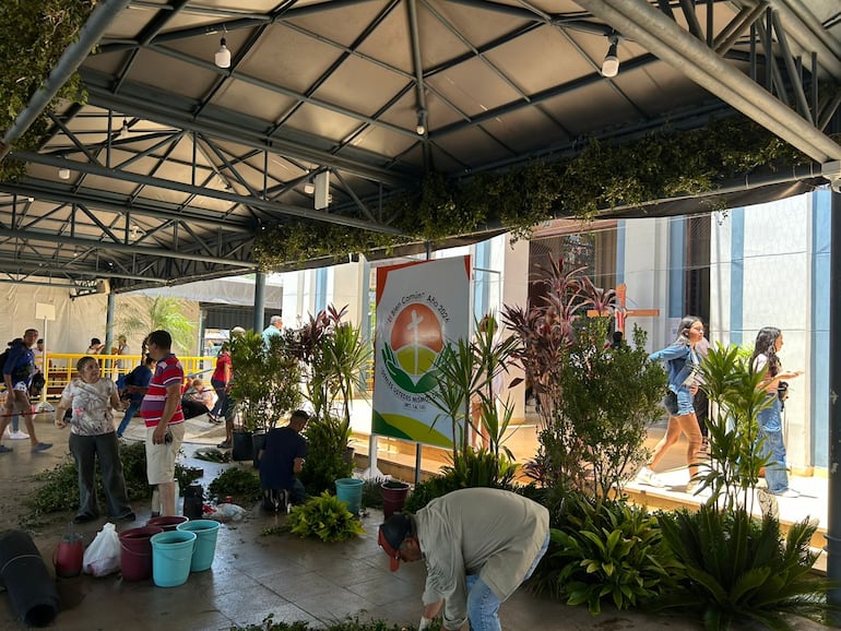 Ornamentación del altar de la Basílica de Caacupé.