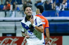 Elvio Vera, futbolista de Sportivo Ameliano, festeja un gol en el partido contra 2 de Mayo por la quinta fecha del torneo Apertura 2026 de la Primera División de Paraguay en el estadio Ameliano Villeta, en Villeta, Paraguay.