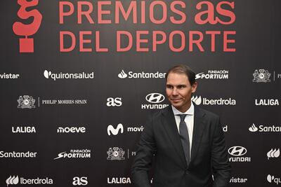 El extenista Rafael Nadal posa para los medios a su llegada a la entrega de los Premios AS del Deporte, en los que se le rinde homenaje, en Madrid.