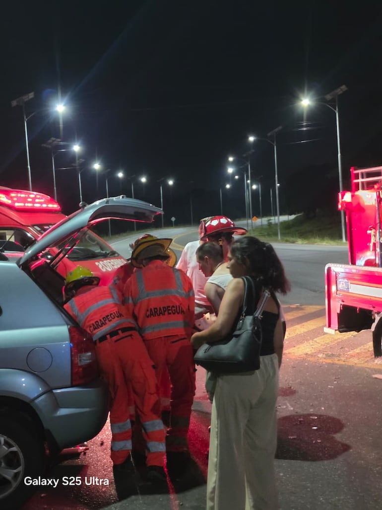 Bombeos Voluntarios de Carapeguá asistieron a los accidentados.