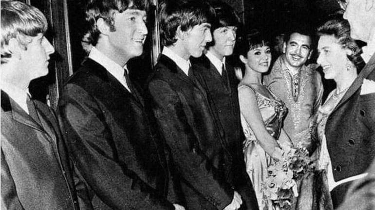 Luis Alberto del Paraná y The Beatles en traje formal, sonriendo, junto a la princesa Margarita en un evento excepcional.