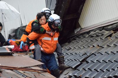 Un rescatista traslada a una persona entre los escombros de un edificio colapsado en la ciudad de Suzu, en la prefectura japonesa de Ishikawa, este miércoles.