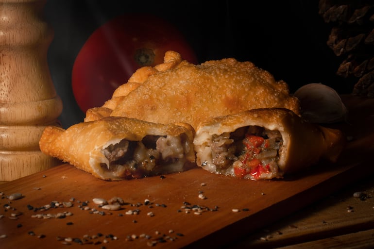 Empanadas argentinas, imagen ilustrativa. Carne cortada a cuchillo