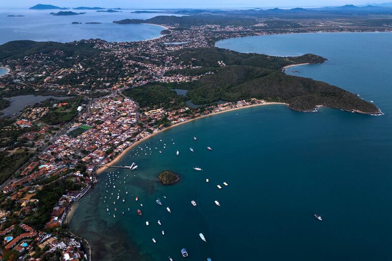 Esta vista aérea muestra el paseo costero Orla Brigitte Bardot (abajo) y la playa Canto (C) en la ciudad de Armação dos Búzios, en el estado de Río de Janeiro, Brasil, el 3 de enero de 2026.