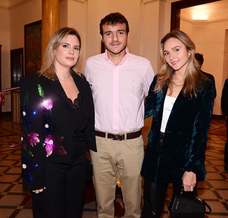 Andrea Samaniego, Elio Saurini y Lucía Saurini.