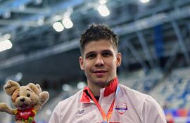 El nadador experimentado Charles Daniel Hockin (36 años) posa con la medalla de bronce, en los Juegos Bolivarianos 2025.