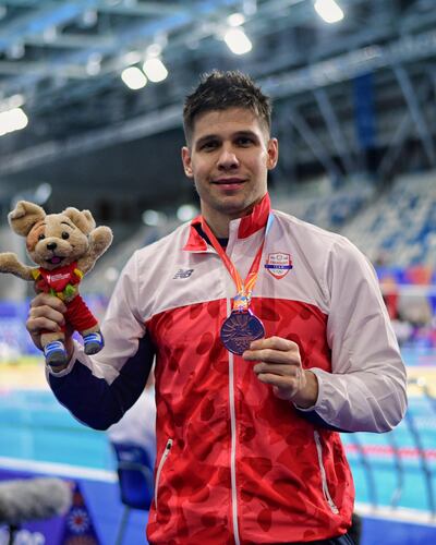 El nadador experimentado Charles Daniel Hockin (36 años) posa con la medalla de bronce, en los Juegos Bolivarianos 2025.