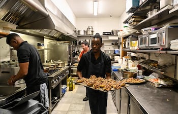 Migrantes de Mali trabajan en un restaurante en la ciudad vasca de San Sebastián.
