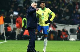 El italiano Carlo Ancelotti (i), entrenador de Brasil, conversando con el defensor Danilo (d), en el juego amistoso ante Túnez, donde igualaron 1-1.