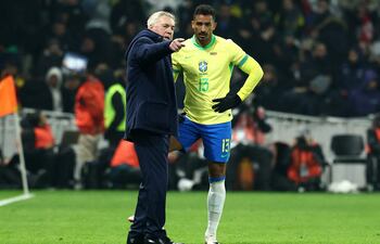El italiano Carlo Ancelotti (i), entrenador de Brasil, conversando con el defensor Danilo (d), en el juego amistoso ante Túnez, donde igualaron 1-1.