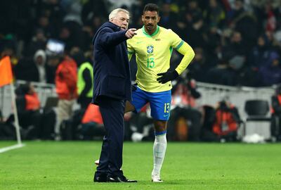 El italiano Carlo Ancelotti (i), entrenador de Brasil, conversando con el defensor Danilo (d), en el juego amistoso ante Túnez, donde igualaron 1-1.