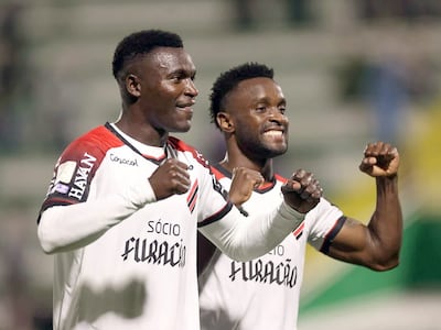 Kevin Viveros (izquierda) y Stiven Mendoza, futbolistas colombianos del Athletico Paranaense.