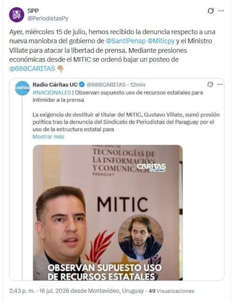 Gustavo Villate en conferencia con camisa blanca y chaqueta oscura, conversando seriamente en un entorno formal.
