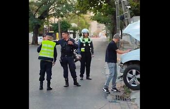 Un conductor impactó contra una columna de la ANDE esta mañana sobre la avenida Perú.