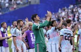 El portero Thibaut Courtois de Bélgica (C) y sus compañeros saludan a los aficionados tras ganar el partido de los octavos de final de la Copa Mundial de la FIFA 2026 entre Estados Unidos y Bélgica, en Seattle, Washington, EE. UU..
