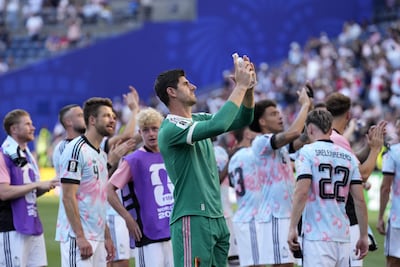 El portero Thibaut Courtois de Bélgica (C) y sus compañeros saludan a los aficionados tras ganar el partido de los octavos de final de la Copa Mundial de la FIFA 2026 entre Estados Unidos y Bélgica, en Seattle, Washington, EE. UU..