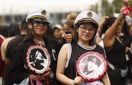 Seguidoras de BTS ayer jueves fuera del estadio GNP en Ciudad de México.