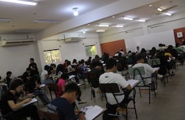 Importante participación de jóvenes en la prueba de Becas del Gobierno.