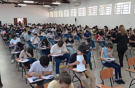 Examen para acceder a las Becas del Gobierno, realizado en la sede de la FIUNA en San Lorenzo.
