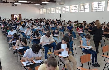 Examen para acceder a las Becas del Gobierno, realizado en la sede de la FIUNA en San Lorenzo.
