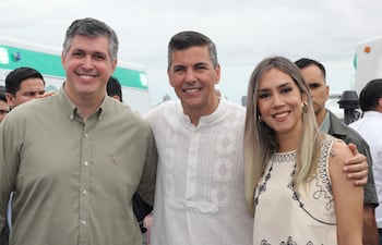 El diputado Esteban Samaniego, el presidente Santiago Peña y la intendenta Patricia Corvalán.