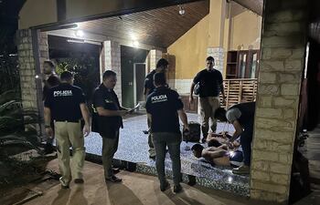 Efectivos de Homicidio reducen al encargado de la casa quinta, donde fue tomada la víctima.