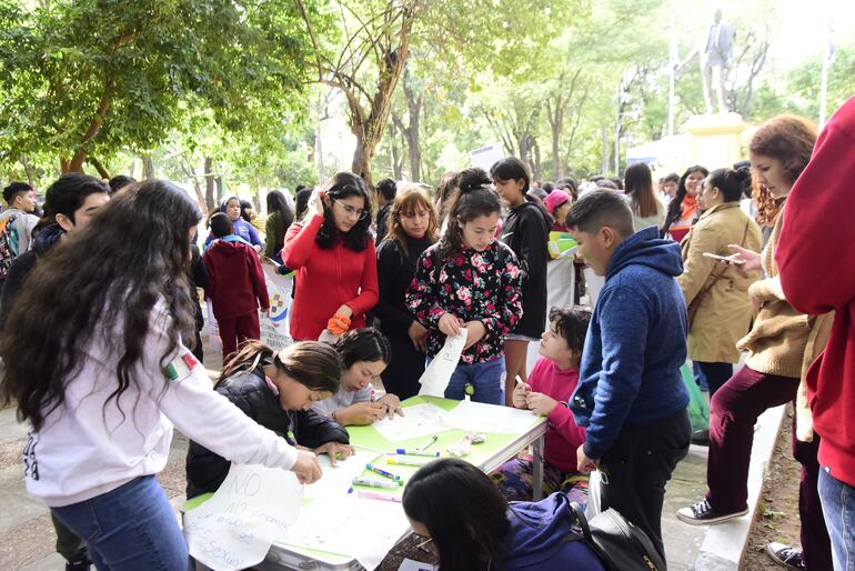 Niños pintan y preparan sus carteles para exigir frenar los abusos y la violencia infantil