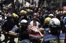 Bomberos rescatan a una persona de un edificio derrumbado en Cali, Colombia.