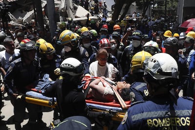Bomberos rescatan a una persona de un edificio derrumbado en Cali, Colombia.