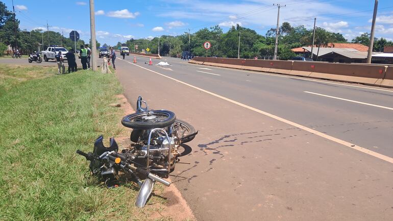 La motocicleta quedó destruida tras el accidente.