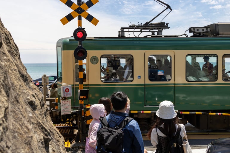 Famoso cruce de trenes en Kamakura, Japón.