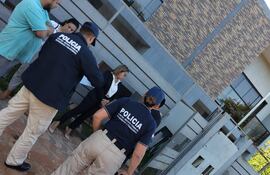 La comitiva fiscal-policial ejecutando un allanamiento en un inmueble de Areguá, donde funcionaría una constructora investigada en el marco de la operación "Morfeo" sobre estafa con el "sueño de la casa propia".