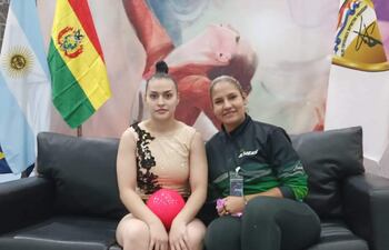 La gimnasta boliviana-paraguaya Joseline Zarza Arandia (16), en compañía de su madre Melissa.