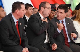 Horacio Cartes (der.) junto al actual titular de la Itaipú, Justo Zacarías. Al lado está el senador cartista Javier Zacarías.