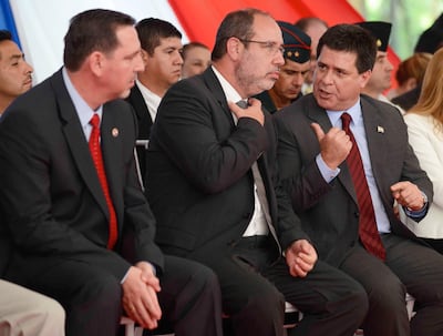 Horacio Cartes (der.) junto al actual titular de la Itaipú, Justo Zacarías. Al lado está el senador cartista Javier Zacarías.