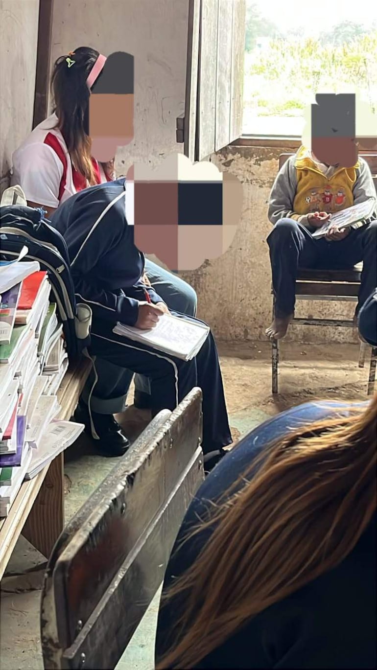 Estudiantes utilizan sus regazos como pupitres, en medio de una tremenda precariedad escolar en Puerto Pinasco.