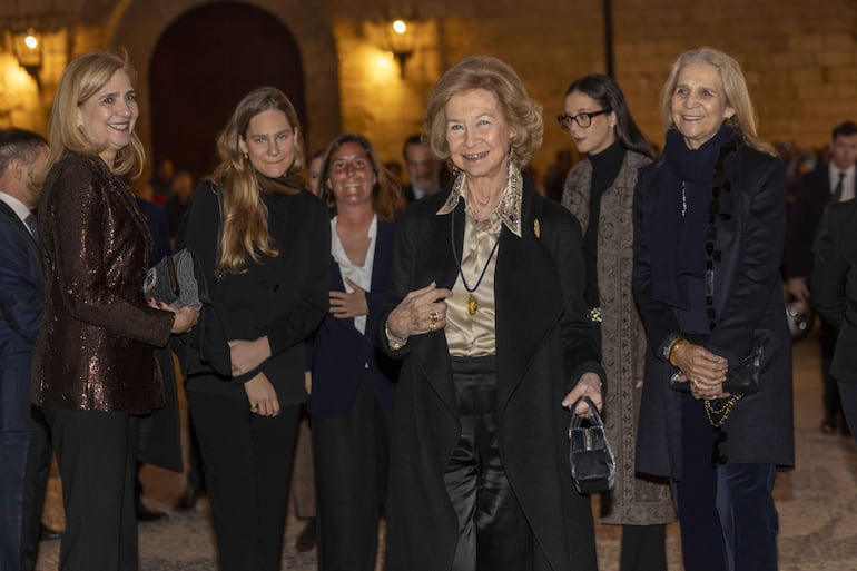 La reina Sofía, acompañada por sus hijas la infanta Elena y la infanta Cristina, y sus nietas Irene Urdangarín y Victoria Federica, en el Concierto Anual de Pascua a beneficio del Projecte Home Balears. (EFE/CATI CLADERA)
