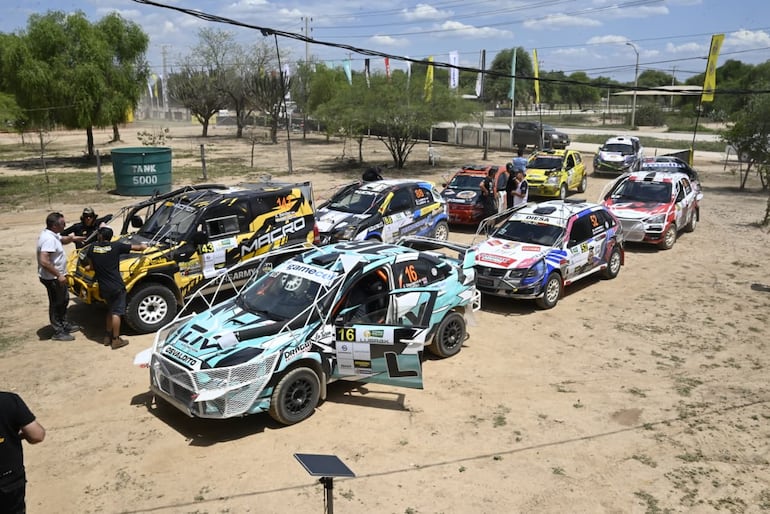 Los autos del Campeonato Nacional de Rally y las Camionetas realizan la instalación del GPS en la Terminal de Ómnibus de la ciudad de Mariscal Estigarribia, cabecera del Rally del Chaco 2026.