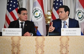 El secretario de Estado de Estados Unidos, Marco Rubio (der.), se reúne con el ministro de Relaciones Exteriores de Paraguay, Rubén Ramírez Lezcano, en el Departamento de Estado en Washington, D.C., el 15 de diciembre de 2025.