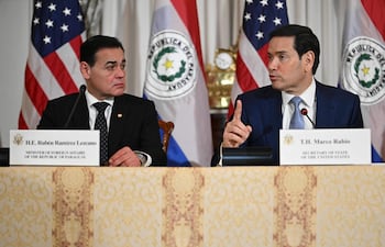El secretario de Estado de Estados Unidos, Marco Rubio (der.), se reúne con el ministro de Relaciones Exteriores de Paraguay, Rubén Ramírez Lezcano, en el Departamento de Estado en Washington, D.C., el 15 de diciembre de 2025.