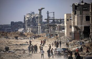 Palestinos inspeccionan los daños en Khan Younis tras una operación militar israelí, 30 de agosto de 2024 (EFE)