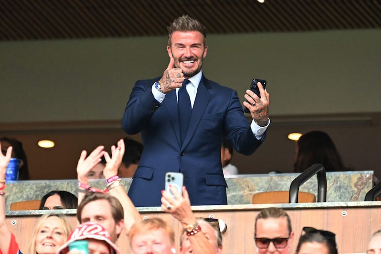 El exfutbolista inglés David Beckham hace el gesto de pulgar hacia arriba durante el partido de cuartos de final del Mundial de fútbol de 2026 entre Noruega e Inglaterra. (CHANDAN KHANNA / AFP)
