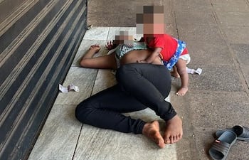 En la imagen viral se ve a un bebé mantenerse de pie apoyándose en su madre, que duerme en el piso.