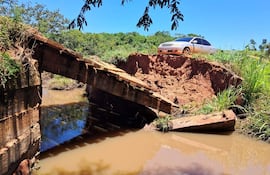 El viejo puente de madera derrumbado se encuentra inservible hace 3 meses.