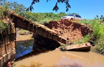 El viejo puente de madera derrumbado se encuentra inservible hace 3 meses.
