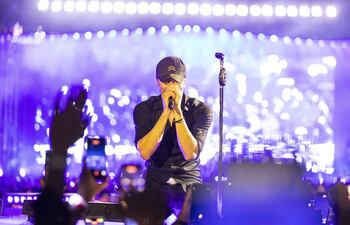 Enrique Iglesias durante el concierto que ofreció el pasado 29 de octubre en el MMRDA Grounds de Bombay, ante unas 30.000 personas.
